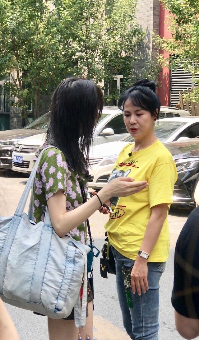 郑爽携父母跑马拉松,单脚蹬座椅太随性,妈妈浓妆比女儿打扮精致