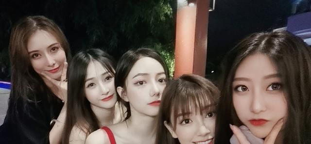 斗鱼六位美女主播户外活动,合照变姐妹,网友:脸盲了!