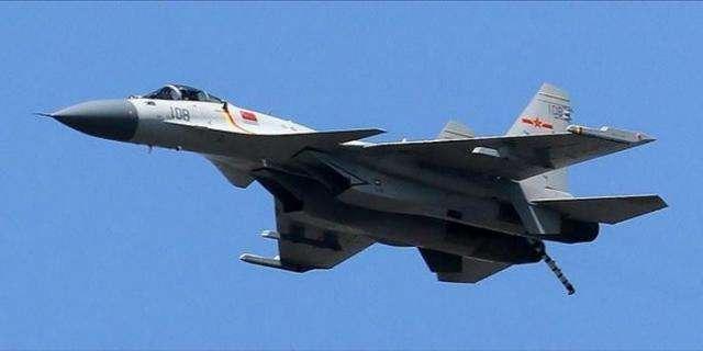 中国海军的歼15舰载战斗机单从性能上看,苏33继承了苏27中央升力体的