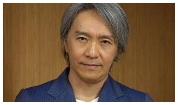 周星驰满头白发显老气却坚持从不染发