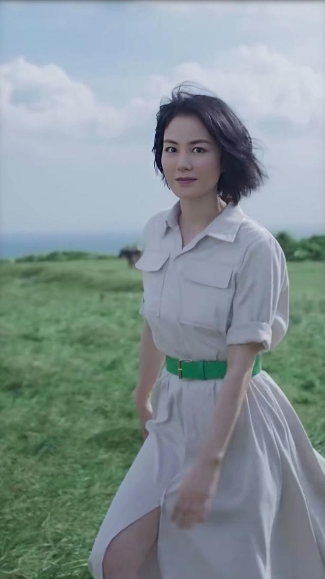 王菲长得不算美但气质真绝了一袭白裙系白丝巾高级美艳又灵动