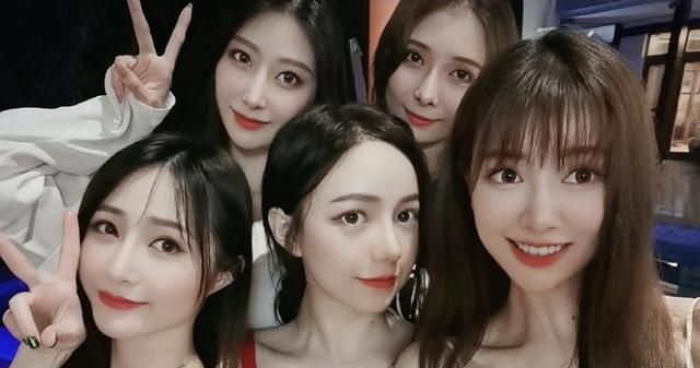 斗鱼六位美女主播户外活动,合照变姐妹,网友:脸盲了!