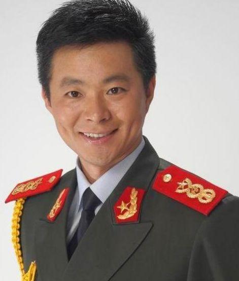 被称为西部情歌王子,连上9次春晚,娶小12岁娇妻,女儿美如天仙