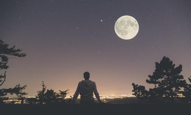 粉红色的月亮将在这个周末点亮夜空