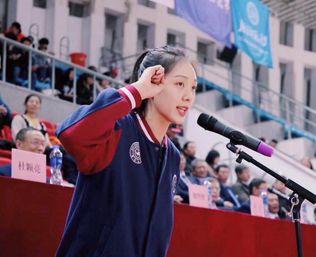 此之前还收获了自己的爱情,她与八一男排的国手接应唐川航走到了一起