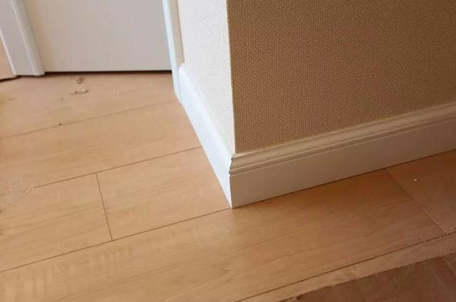 家里踢脚线是明装还是暗装好选错方式对房屋伤害太大了