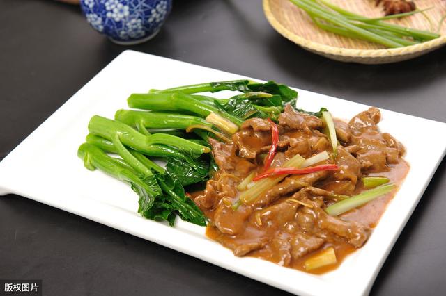 芥兰炒牛肉,学会这个腌制牛肉的小技巧,炒出来的牛肉滑嫩又好吃