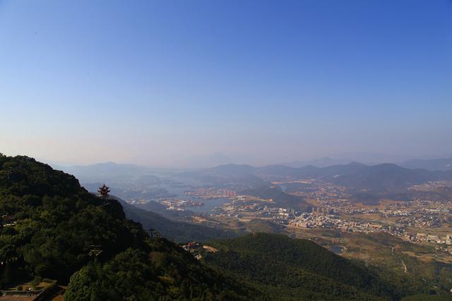 在福建多数地区的山川表现下看,每一座山的旅游价值其实都比较大,它们