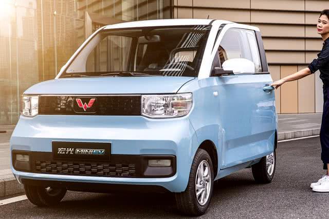 不到6万买个车 比坐公交都便宜不说 下班还能摆地摊
