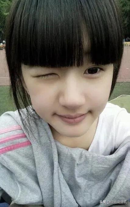 难怪赵露思总是看起来很眼熟,原来她是qq空间走红的照片的她.