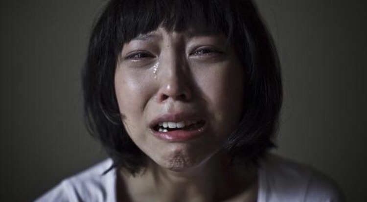 悲伤的泪水带刺眼泪放大3000倍给你看真相想哭别忍着