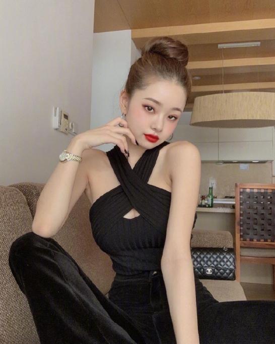 第一次见到身材这么好的模特身材凹凸刚好穿什么衣服都好看
