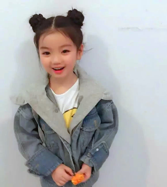3岁出道年赚8万,却被父母当作"摇钱树",如今7岁整容式长大
