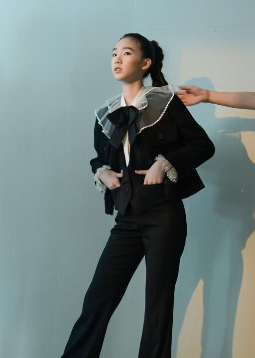 小s女儿许曦文拍摄杂志,气质高冷不像13岁,和妈妈一起好像姐妹