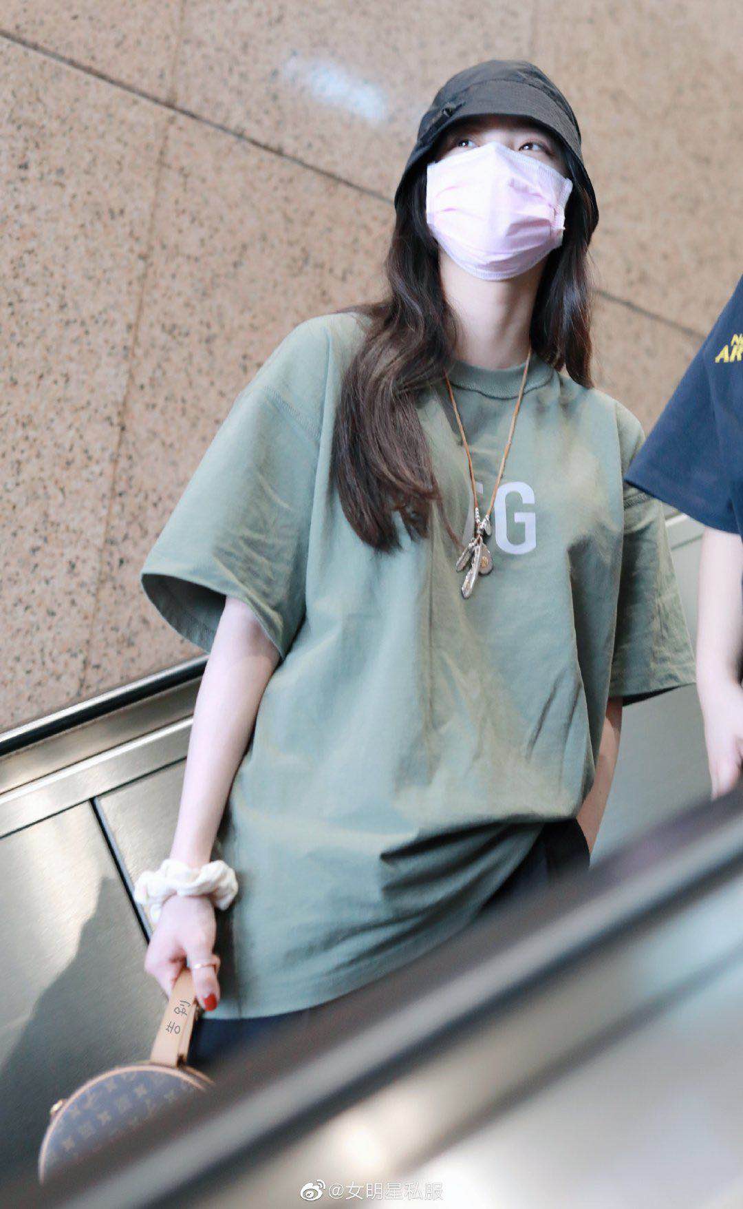 欧阳娜娜机场私服照,橄榄绿色t恤,搭配黑色休闲裤和渔夫帽