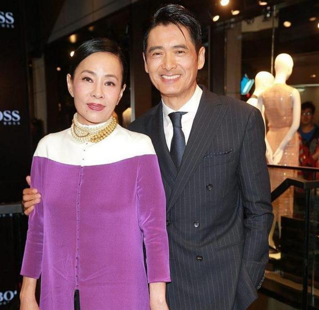 周润发虽然65岁了但老婆还很漂亮穿一身紫衣尽显优雅