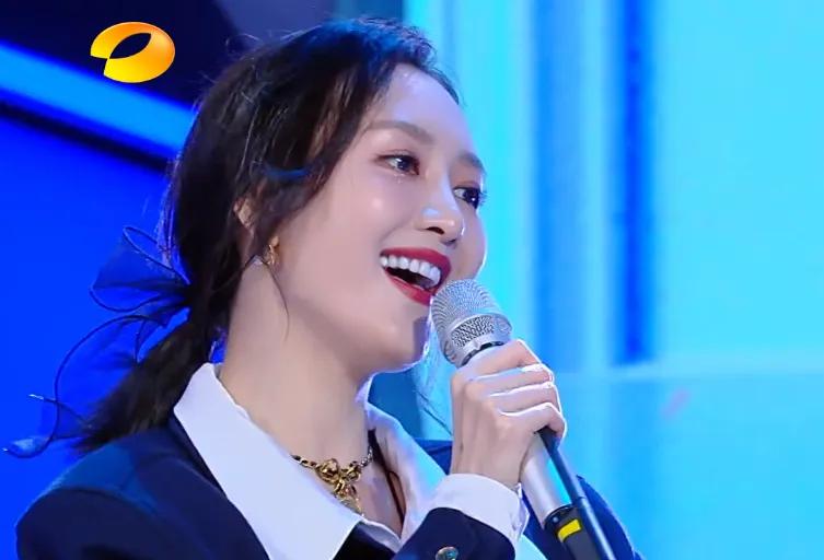 然后还有女神王鸥也加盟啦,在节目中一展歌喉,唱的很棒呢.