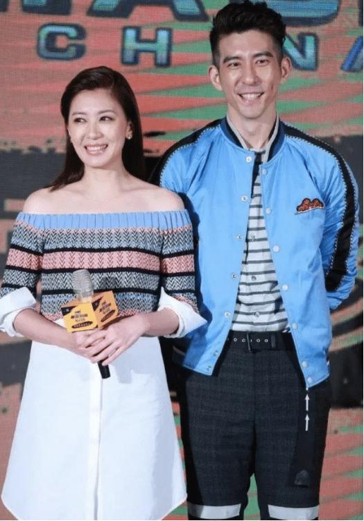 贾静雯与小8岁老公同框虽然皮肤状态好但双下巴却暴露出现状