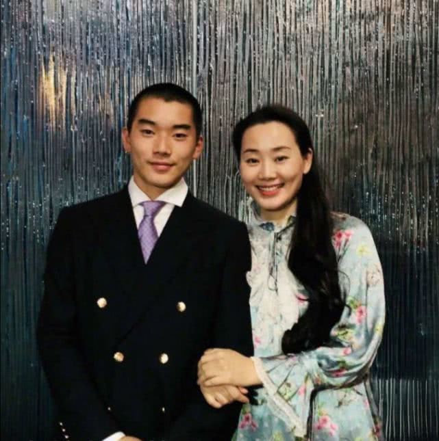 第一任妻子捧红他第二任妻子将他变成富豪如今成人生赢家