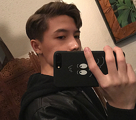 林小宅晒与男友"大头贴",看清对方颜值,好像欧美混血王子