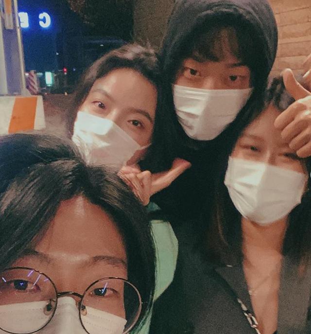 照片中,王文也和一位女友人一同靠在马思超的肩膀上,另一位男友人负责