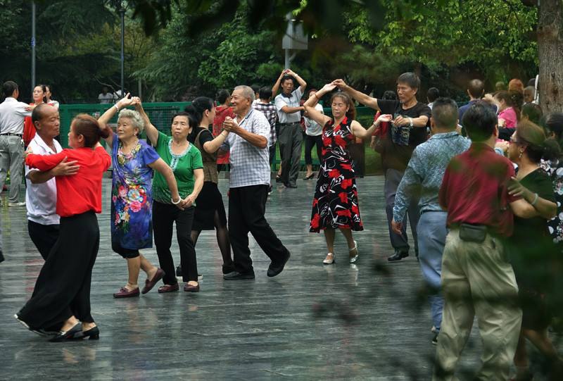 城市老人退休养老金够养家糊口农民工打工不够生活合理吗