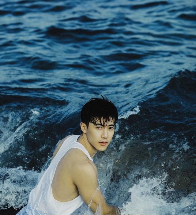 组图在海边吹风穿着白色背心的男生五官清秀英俊有气质