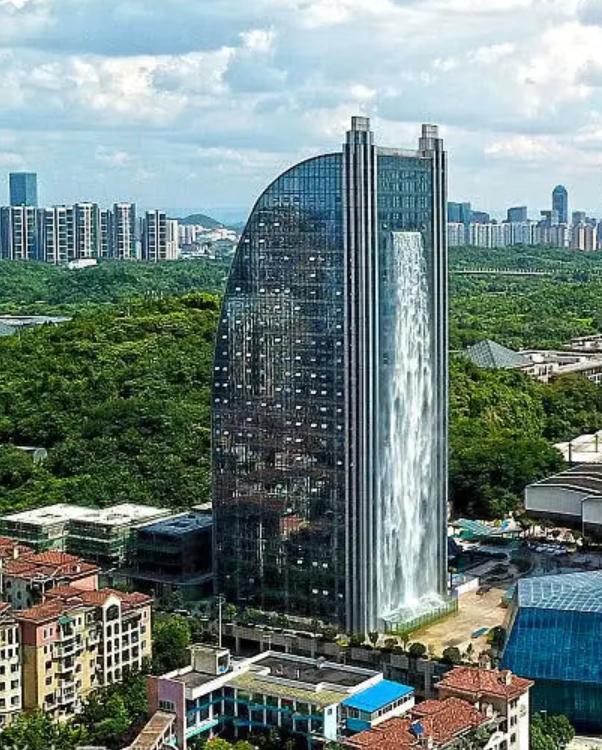 贵阳一处悬挂在酒店外的瀑布,落差高达108米,已打破世界纪录