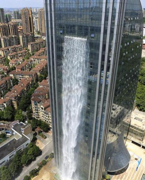 这个瀑布位于贵阳市观山湖区裂变广场内的烈变大厦酒店.