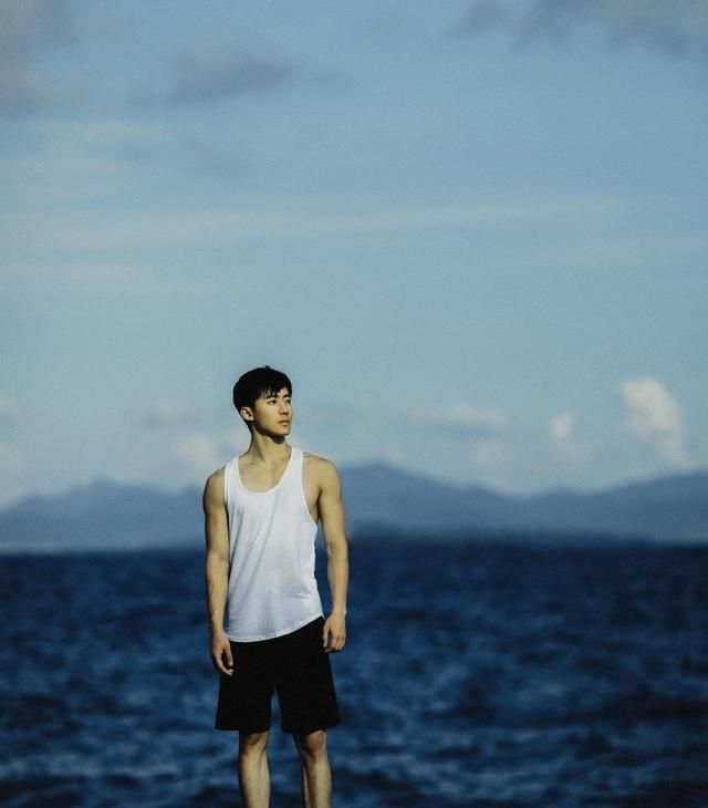 组图在海边吹风穿着白色背心的男生五官清秀英俊有气质