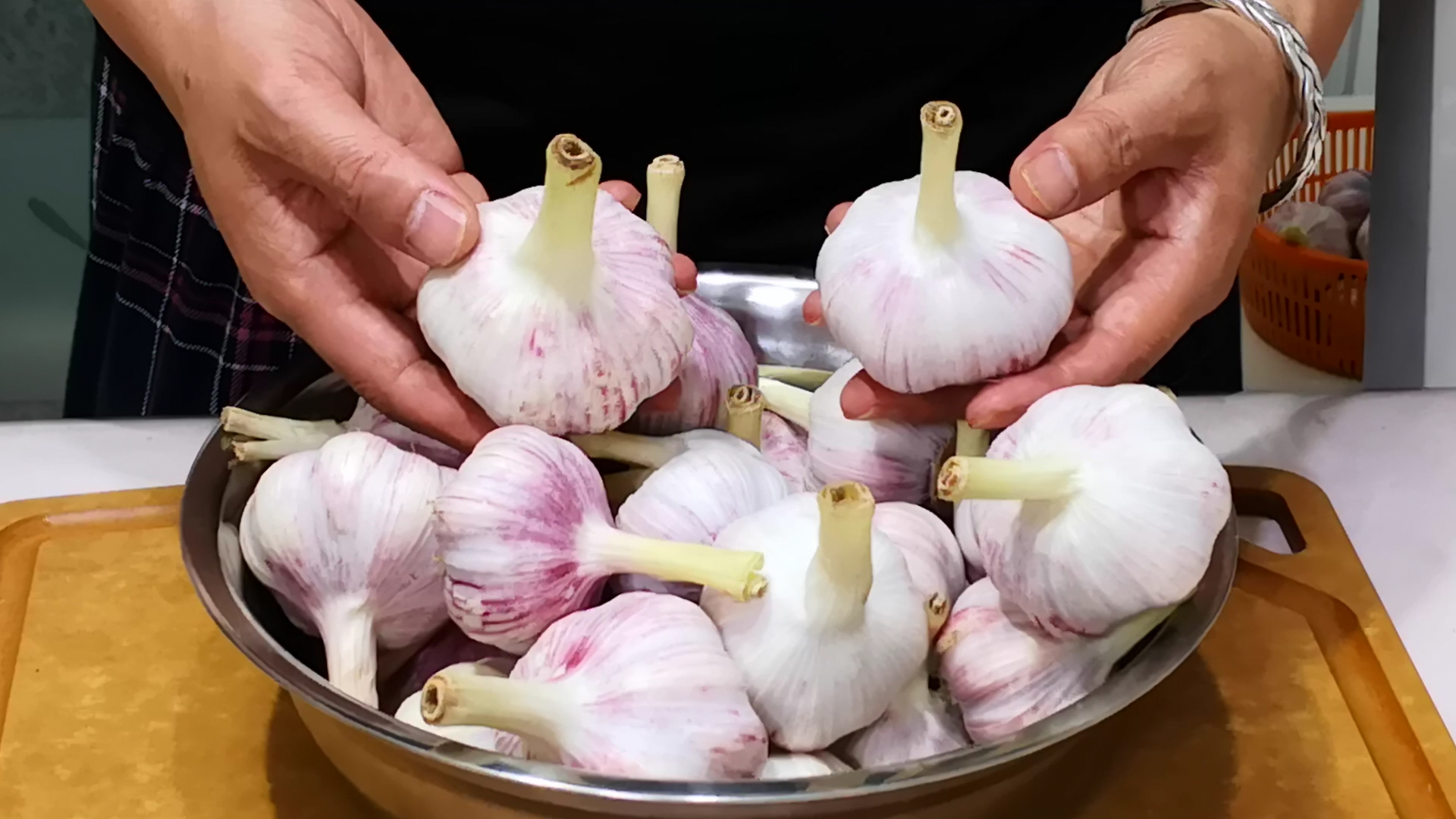 炸蒜蓉时最忌直接油炸大厨表哥透露秘诀蒜蓉不苦还特香