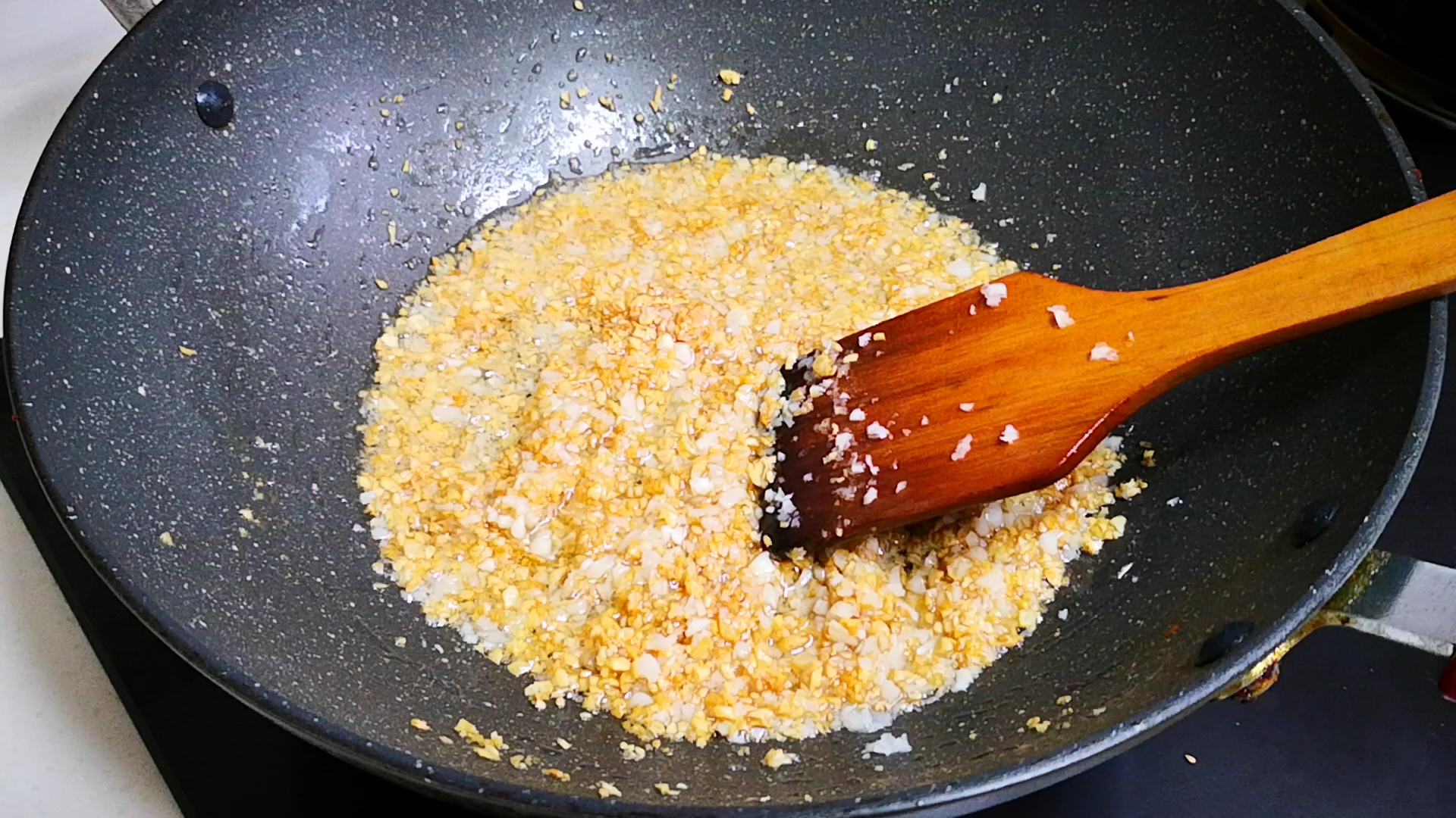 炸蒜蓉时最忌直接油炸大厨表哥透露秘诀蒜蓉不苦还特香