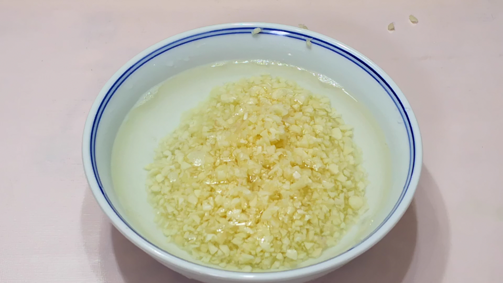 炸蒜蓉时最忌直接油炸大厨表哥透露秘诀蒜蓉不苦还特香