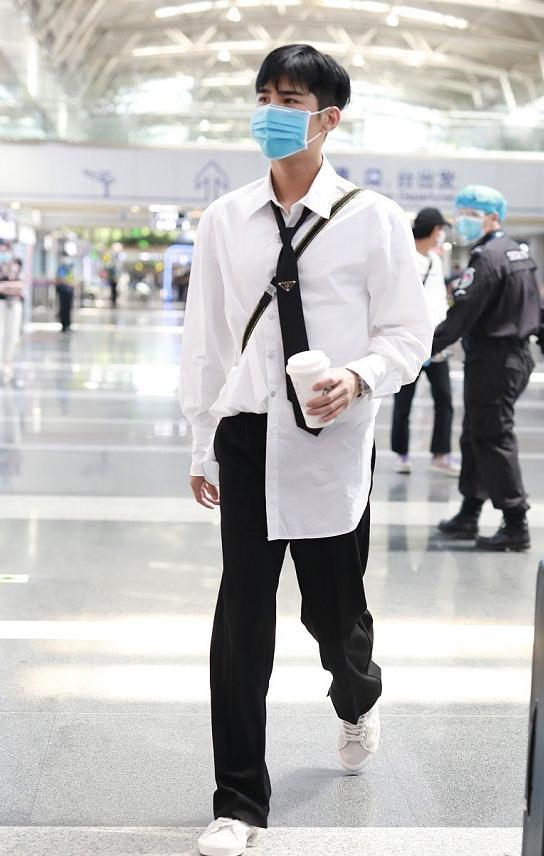 姜潮一家走机场麦迪娜穿短裙大秀身材不像生过娃的样子