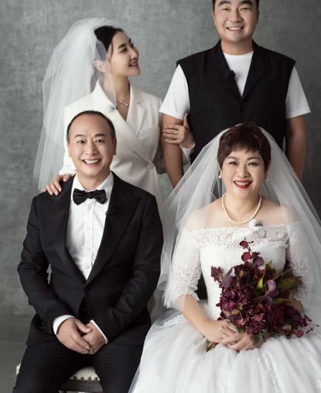 妈妈穿着婚纱,显得特别有气质,笑起来的颜值很优雅大方,仔细看何雯娜