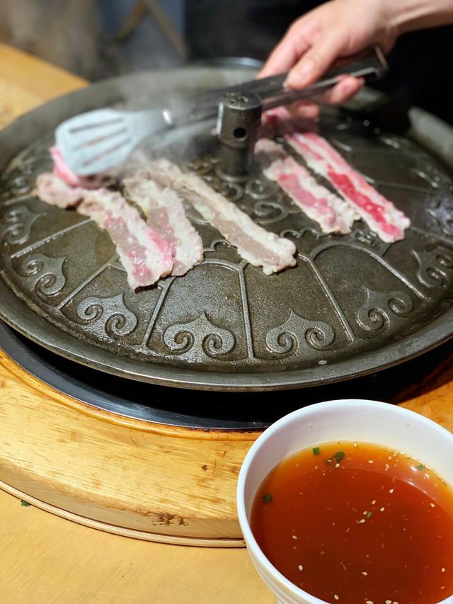 盾牌,蒙古包,马头琴,长春这家烤肉店藏了一片"内蒙大草原"
