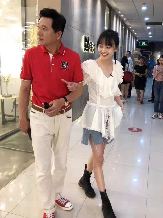 郑爽携父母跑马拉松,单脚蹬座椅太随性,妈妈浓妆比女儿打扮精致