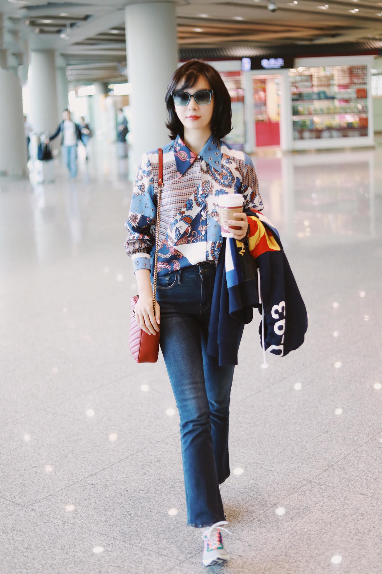 陈数真是优雅到骨子里了!印花衬衫搭配牛仔裤干练利落,高级精致