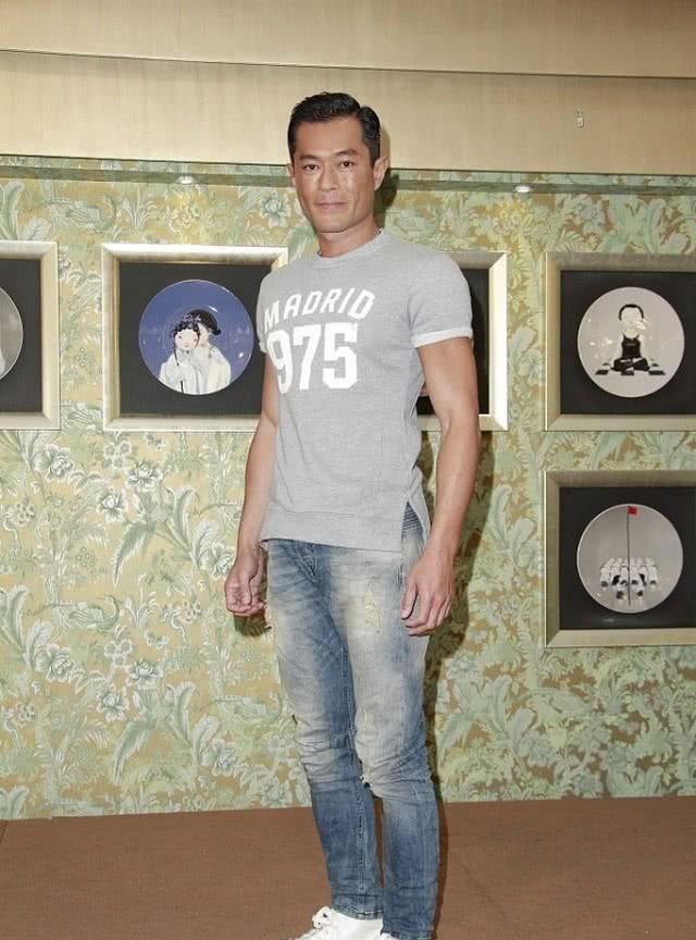 可以看出,只要保持好了身材,哪里看得出来古天乐有中年的油腻感?