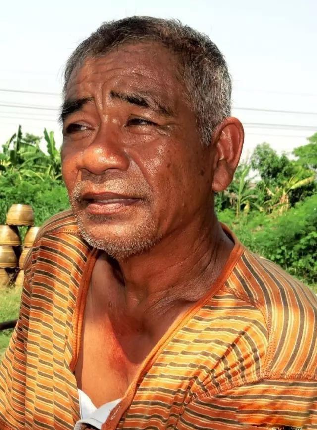 60岁老大爷发明太阳能烧烤,10分钟烤熟一只鸡