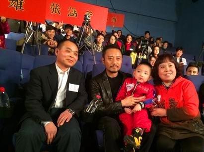 36岁开始演戏,37岁成家立室,婚后20年感情专一,堪称好男人