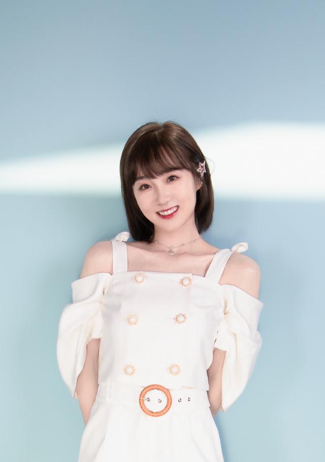 被《创造101》淘汰星途却一路顺畅,穿露肩装配短裙,超可爱