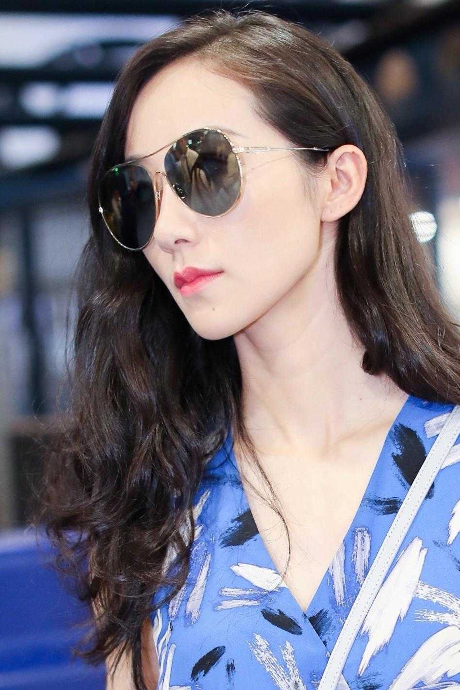 37岁韩雪真有气质女神范,一袭蓝色印花连衣裙简约大气,知性优雅