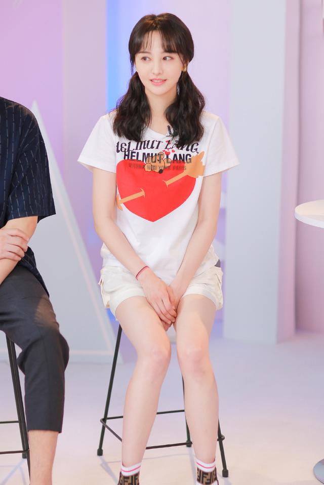 难怪出道就成"顶流",郑爽穿牛仔背带裤戴渔夫帽,嫩成初中生了