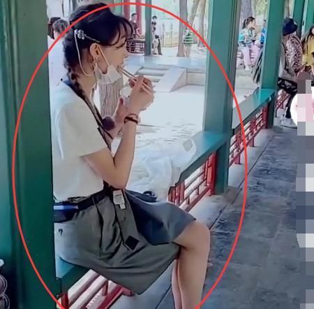 郑爽现身景区录节目,翘二郎腿吃饭接地气