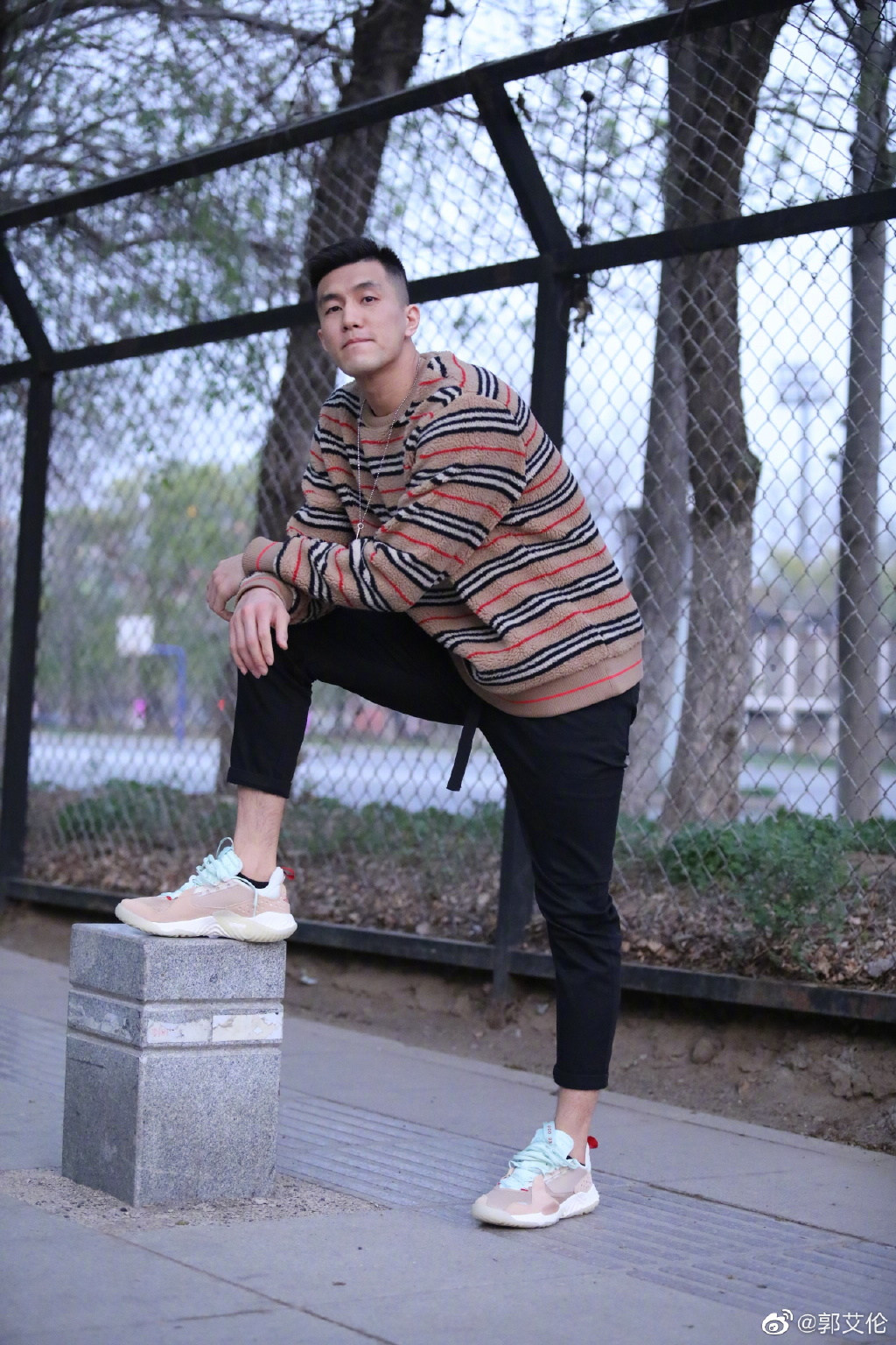 天价冰淇淋 dunk sb 明星人手一双,但冠希晒出的新 aj,有钱也买不到