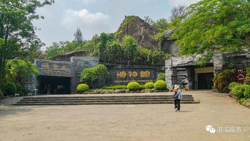 当然,进入湖光岩火山博物馆参观我们都留下了非常快乐的童年记忆在