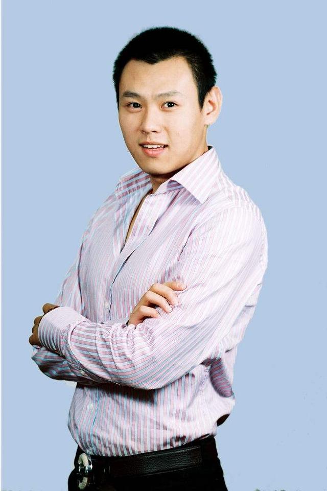 上海市第六届"文代会"代表,上海市人民滑稽剧团主要演员,也是非物质