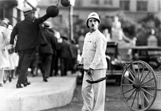 城市之光参透人生的大师卓别林笑中带泪的小人物成长史