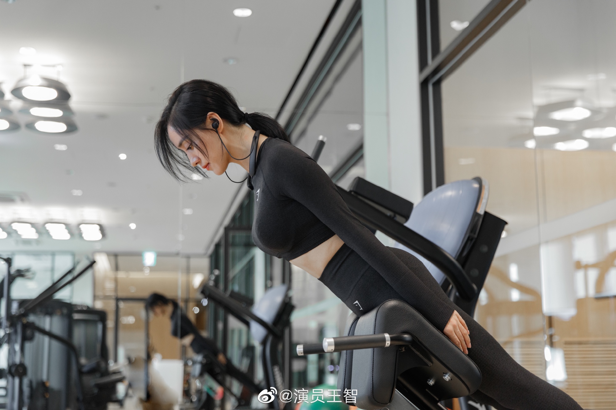 王智是什么仙女身材颜值演技三丰收桃粉色吊带裙造型甜美